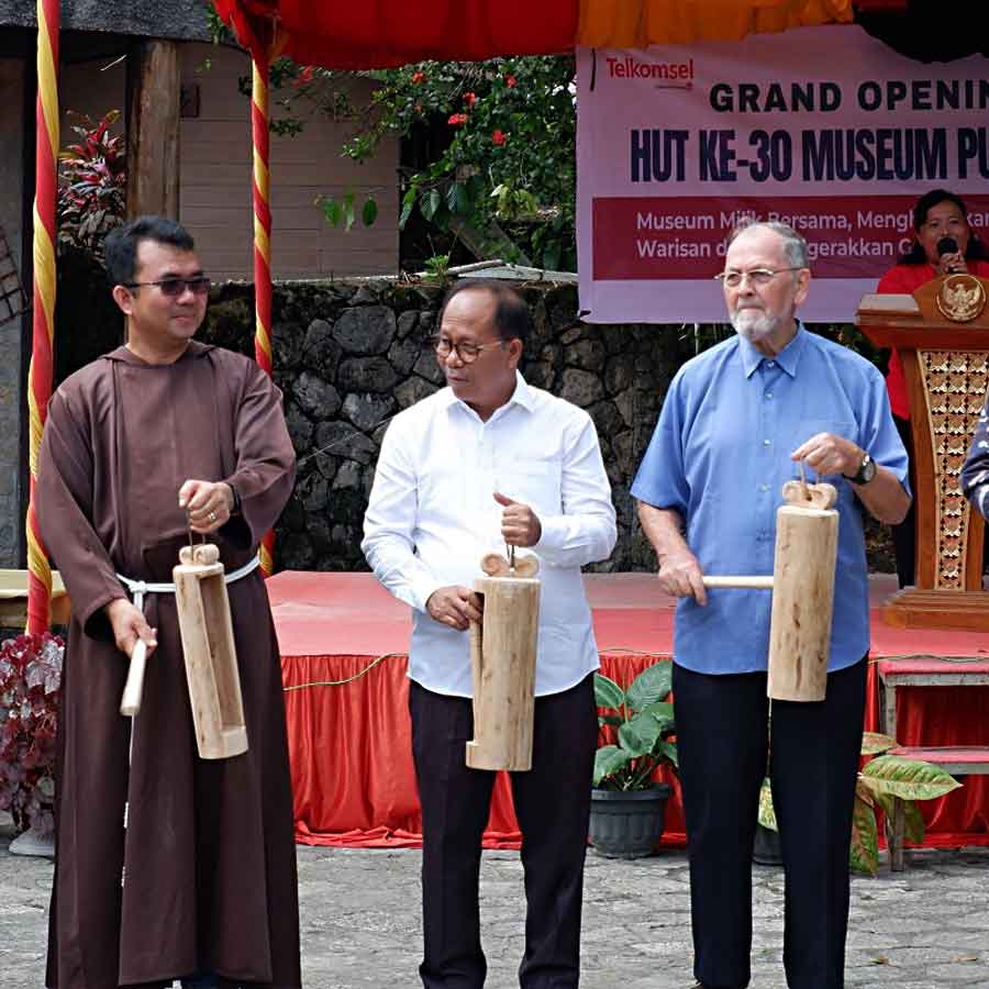 Indonesien: Brüder feiern das Nias-Museum