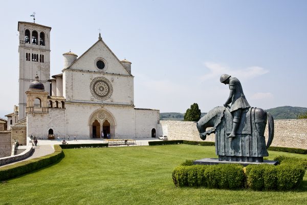 Vor der Kirche San Francesco in Assisi: Eine mächtige Erinnerung an Franziskus, den kleinen Bruder und nicht den erfolgreichen Ritter. | Adrian Müller