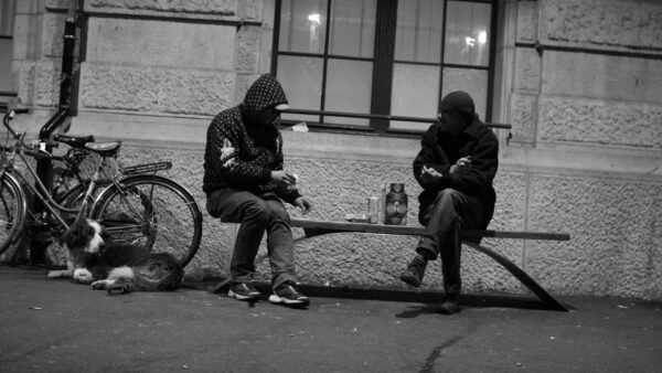 Obdachlose in Basel ruhen sich aus und essen gemeinsam etwas. © Schwarzer Peter