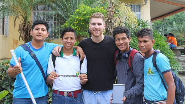Alan mit Jungs des Fussballprojekts von Don Bosco in Ecuador. © partage-voyage