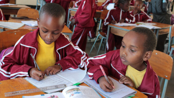 Primarschüler schreiben auf Swahili in der St. Gabriel Schule in Arusha. © Siegfried Ostermann